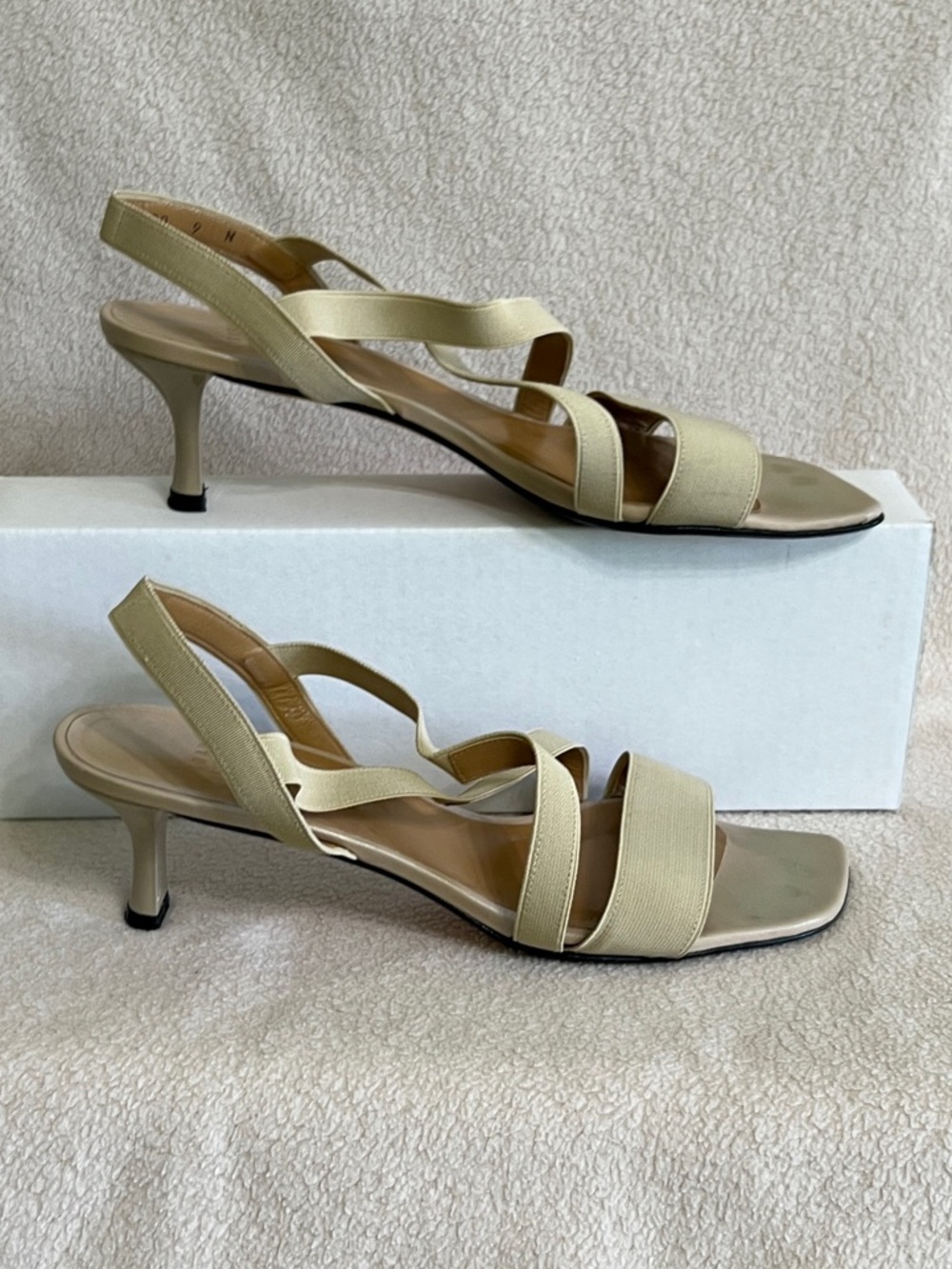 Stuart Weitzman Oasis 50 Sandals Kitten Heel Beige Leather Open Toe US 9 Narrow